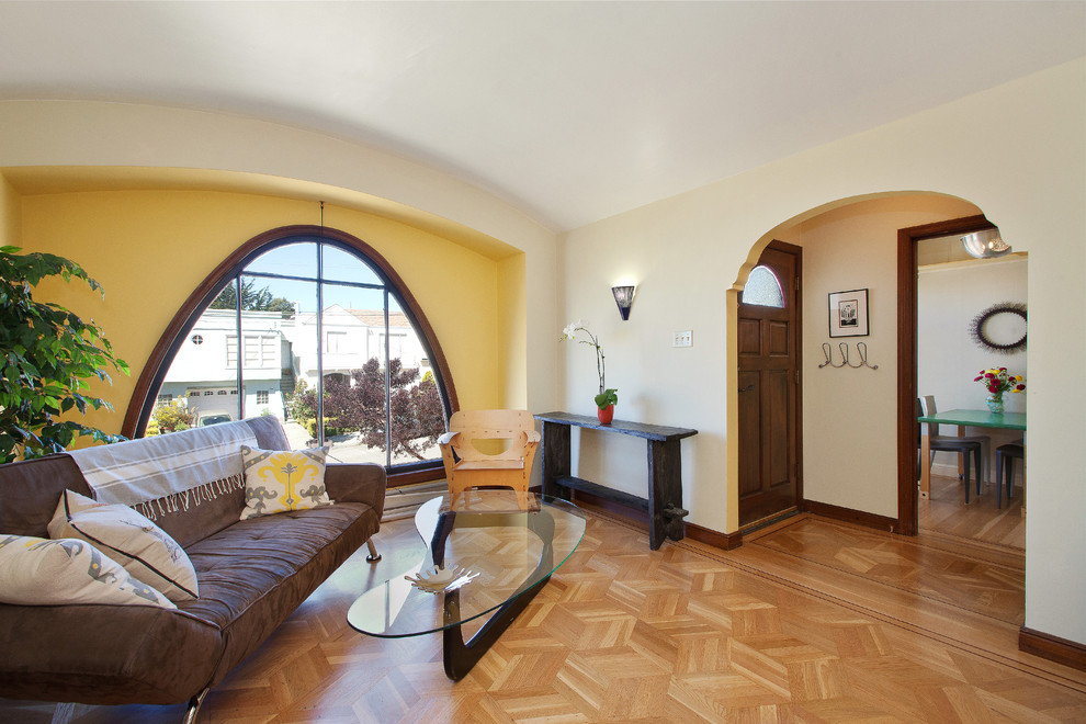 Foto di un soggiorno design chiuso con pareti gialle