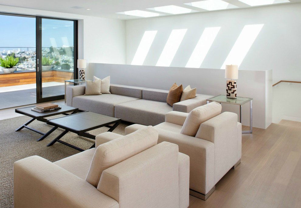Immagine di un grande soggiorno minimal aperto con sala formale, pareti bianche e pavimento in legno massello medio