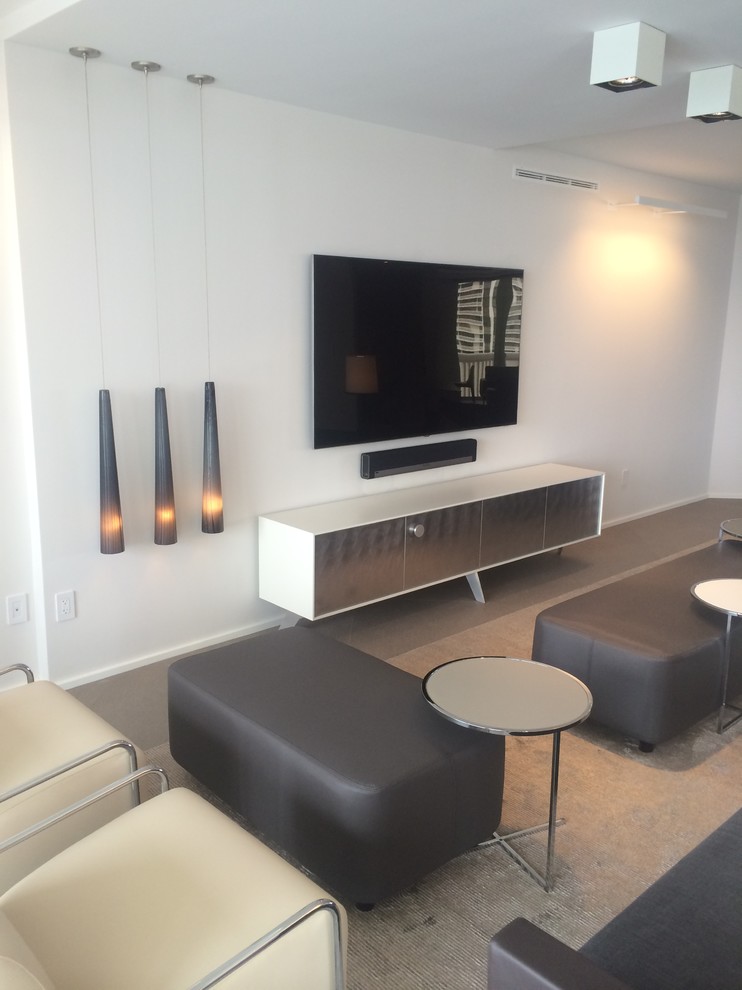Стильный дизайн: открытая гостиная комната среднего размера в стиле модернизм с белыми стенами, ковровым покрытием и телевизором на стене без камина - последний тренд