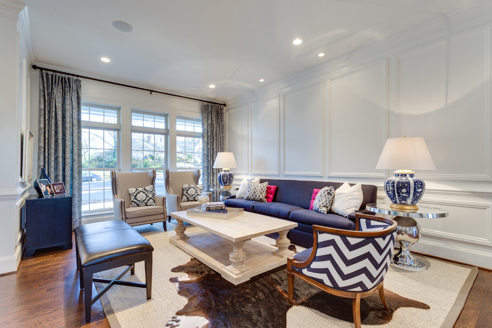 Immagine di un soggiorno classico chiuso con sala formale, pareti bianche e pavimento in legno massello medio