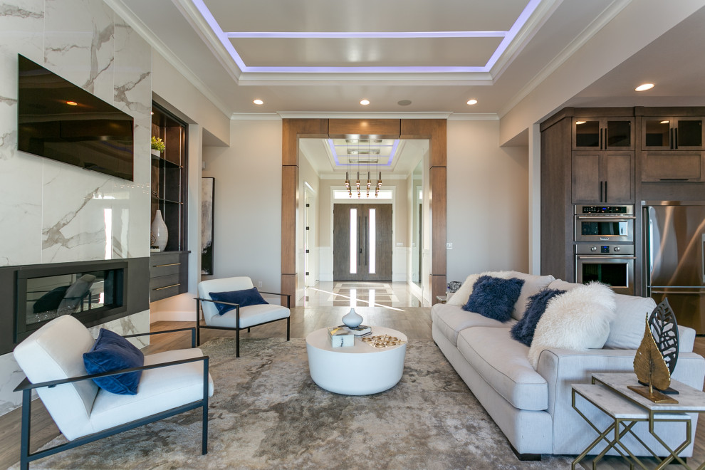 Ispirazione per un grande soggiorno moderno aperto con pareti beige, parquet chiaro e pavimento grigio