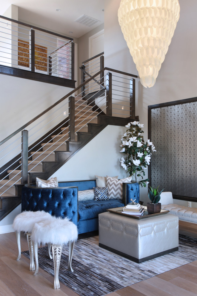 Idée de décoration pour un salon tradition ouvert avec un mur gris, parquet clair et un escalier.