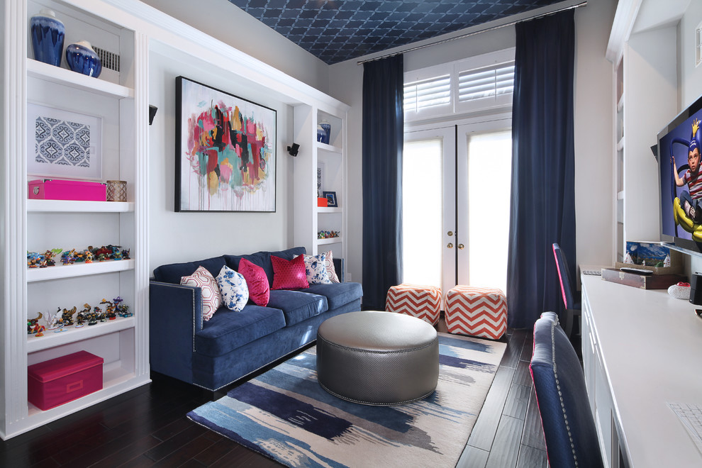 На фото: изолированная гостиная комната в стиле неоклассика (современная классика) с серыми стенами, темным паркетным полом, синими шторами и ковром на полу с
