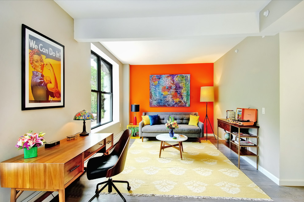 Foto på ett mellanstort 60 tals vardagsrum, med ett finrum och orange väggar