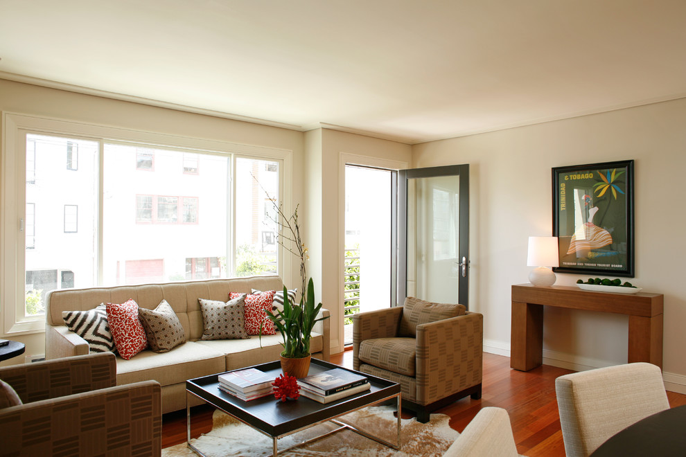 Imagen de salón abierto contemporáneo de tamaño medio sin chimenea y televisor con paredes beige y suelo de madera en tonos medios