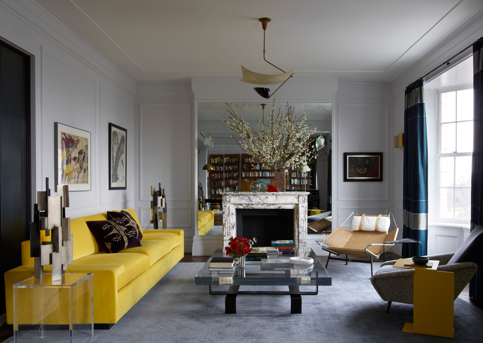 Foto di un soggiorno minimal con pareti bianche, parquet scuro, camino classico e pavimento marrone