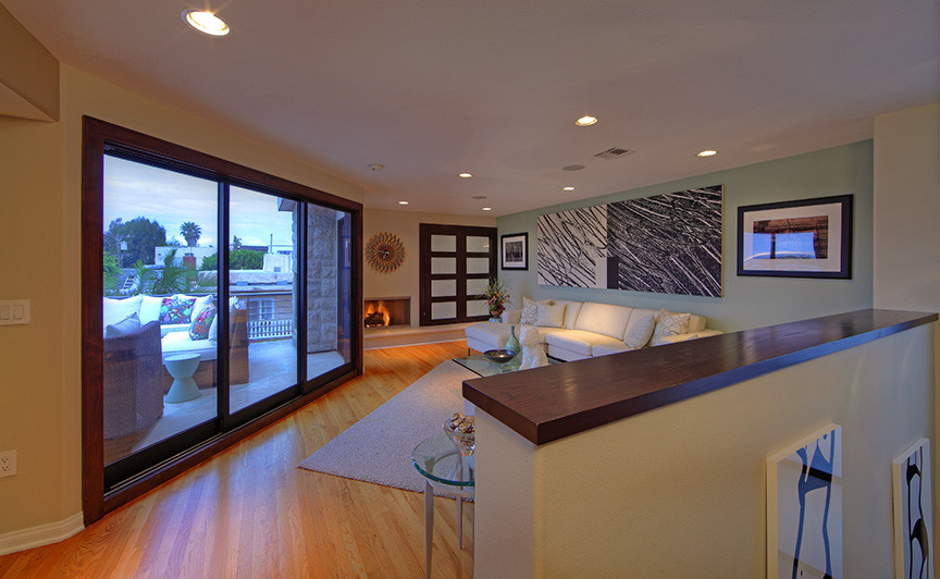 Contemporary living room in Los Angeles.