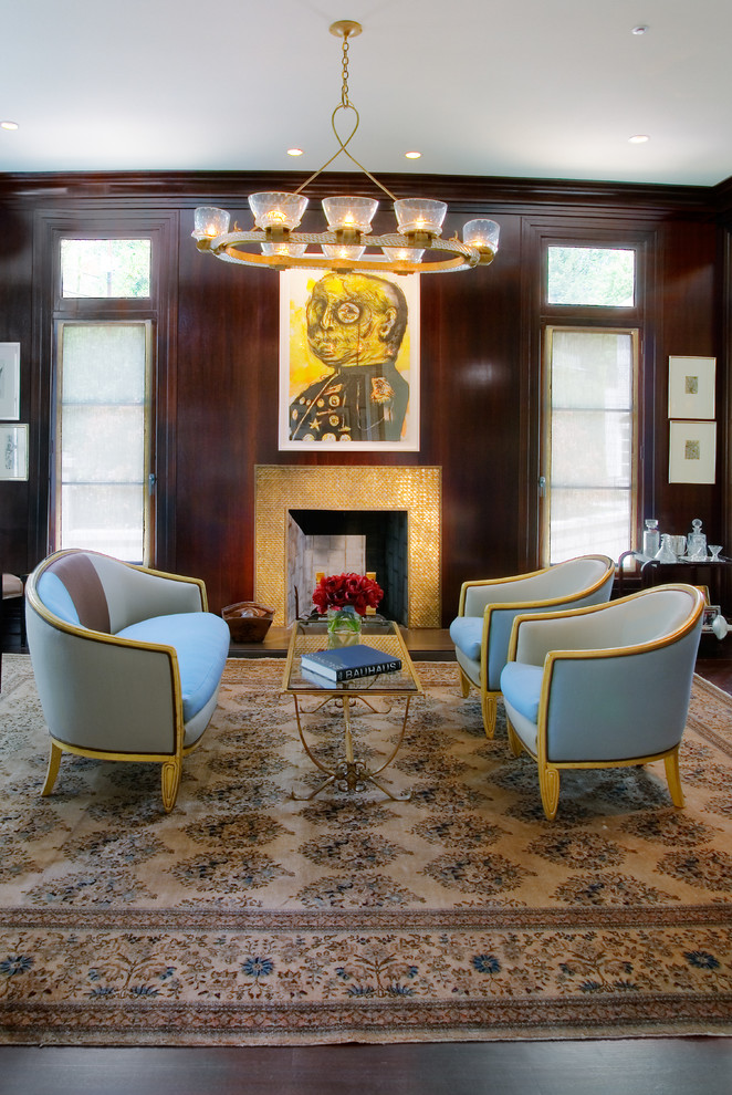 Klassisches Wohnzimmer mit gefliester Kaminumrandung in Washington, D.C.