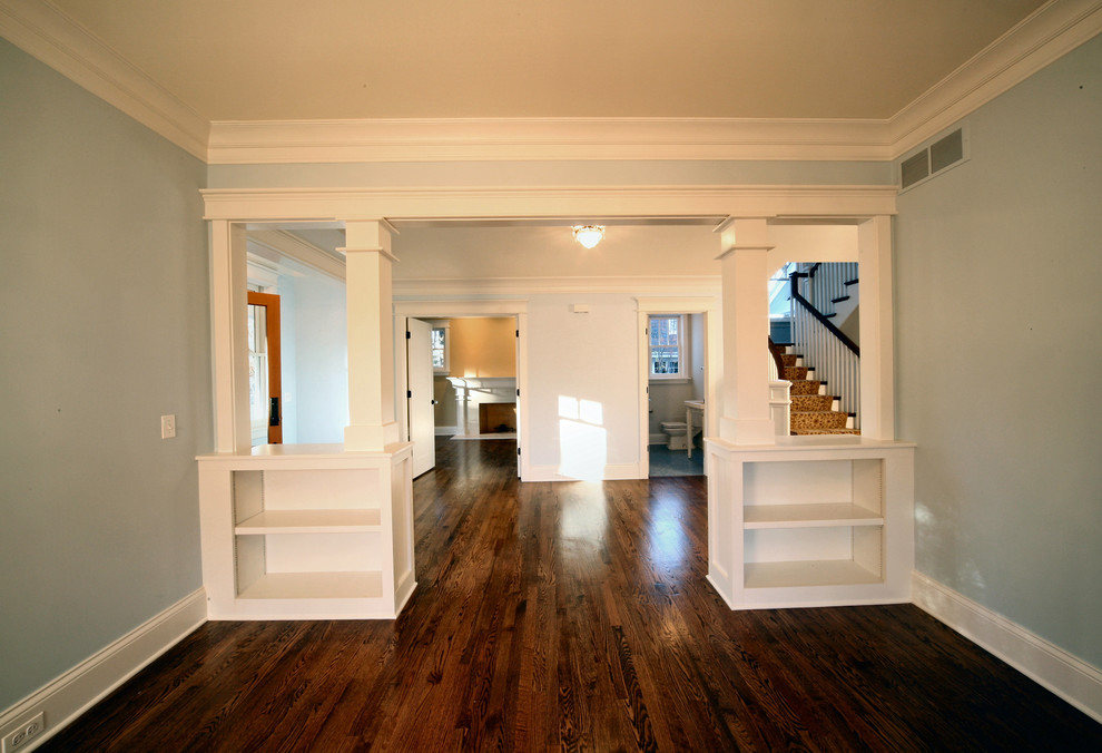 Modelo de salón abierto tradicional renovado de tamaño medio con paredes azules y suelo de madera oscura