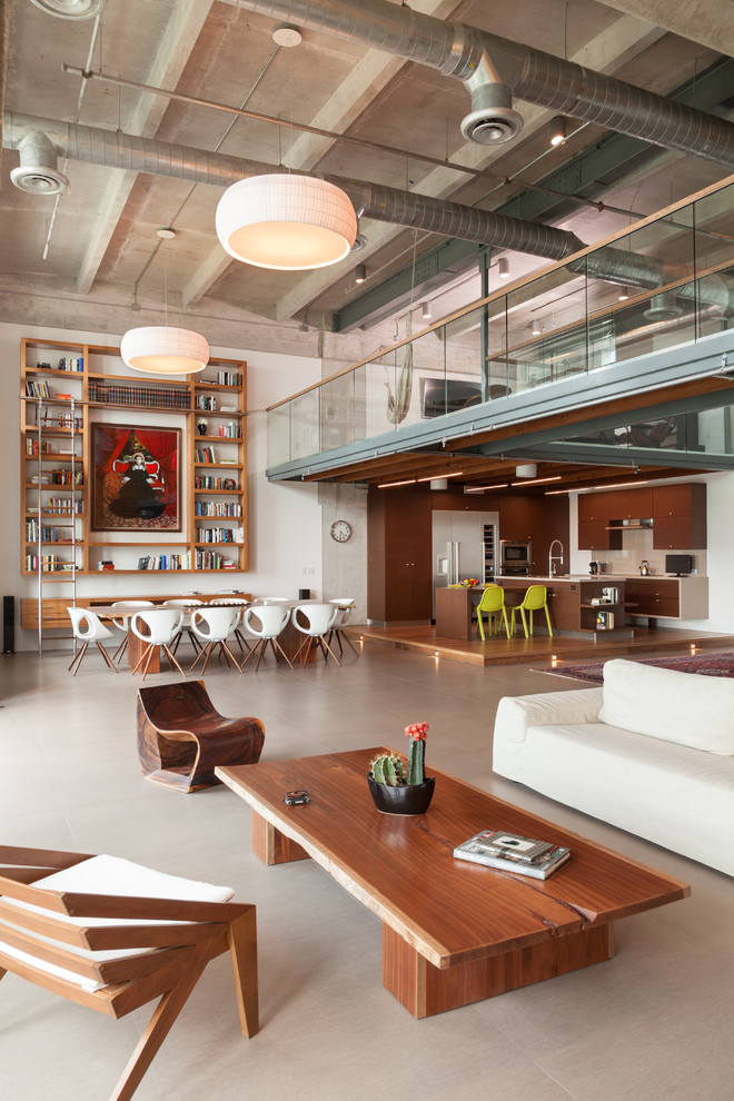 Repräsentatives Industrial Wohnzimmer ohne Kamin mit weißer Wandfarbe und Betonboden in Miami