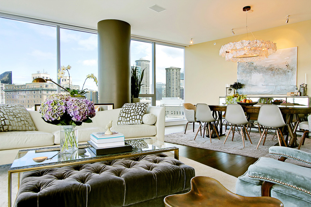 Cette image montre un salon design ouvert avec un mur beige et parquet foncé.