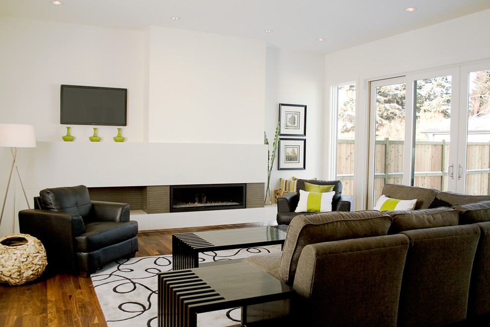 Идея дизайна: гостиная комната в стиле модернизм с горизонтальным камином и коричневым диваном