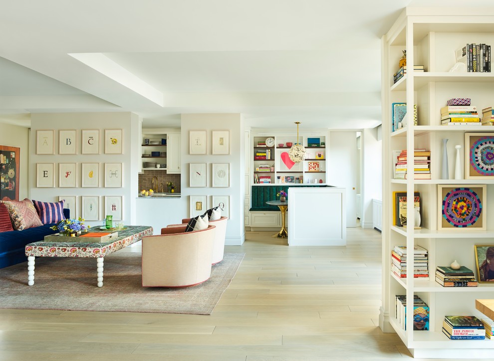 Kleines Eklektisches Wohnzimmer mit hellem Holzboden, braunem Boden und weißer Wandfarbe in New York