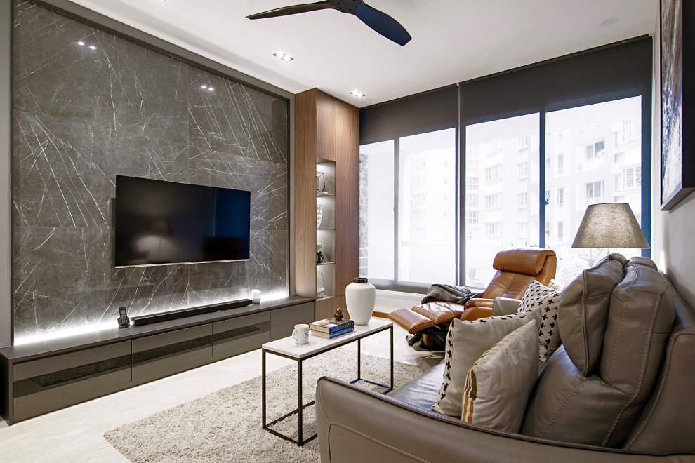 Mittelgroßes Modernes Wohnzimmer mit grauer Wandfarbe, TV-Wand und beigem Boden in Singapur