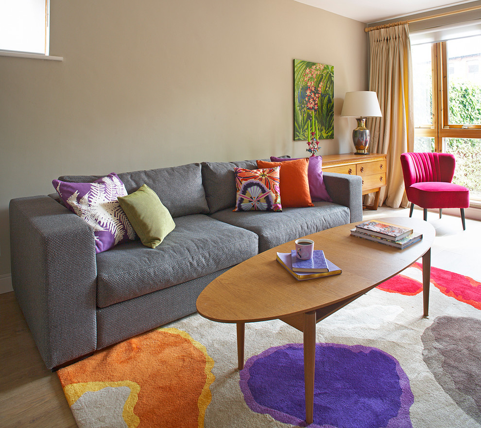 Foto di un soggiorno minimal con pareti beige e pavimento in legno massello medio