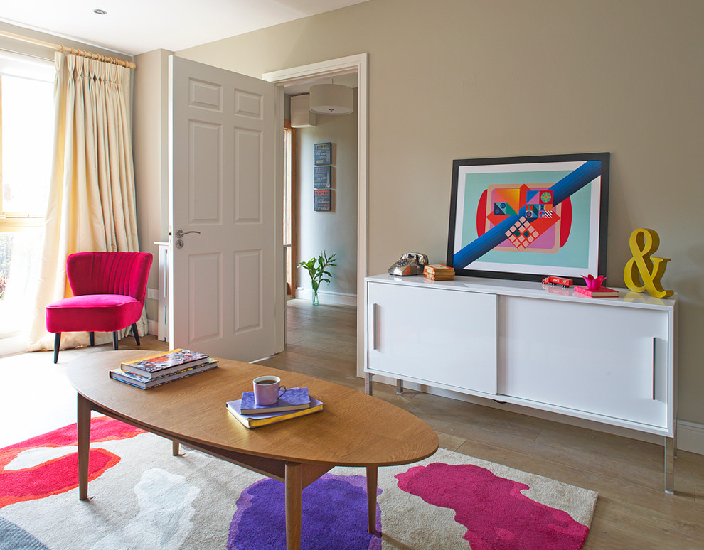 Ispirazione per un soggiorno design chiuso con pareti beige e pavimento in legno massello medio
