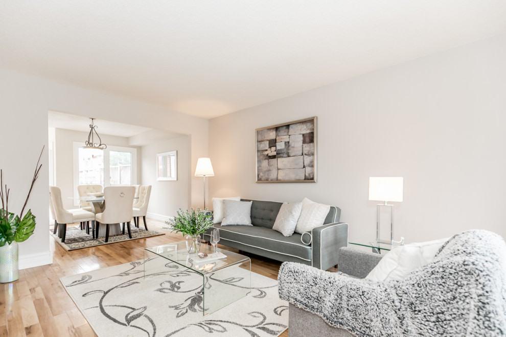 Foto di un soggiorno contemporaneo di medie dimensioni e chiuso con sala formale, pareti beige, pavimento in legno massello medio e pavimento beige