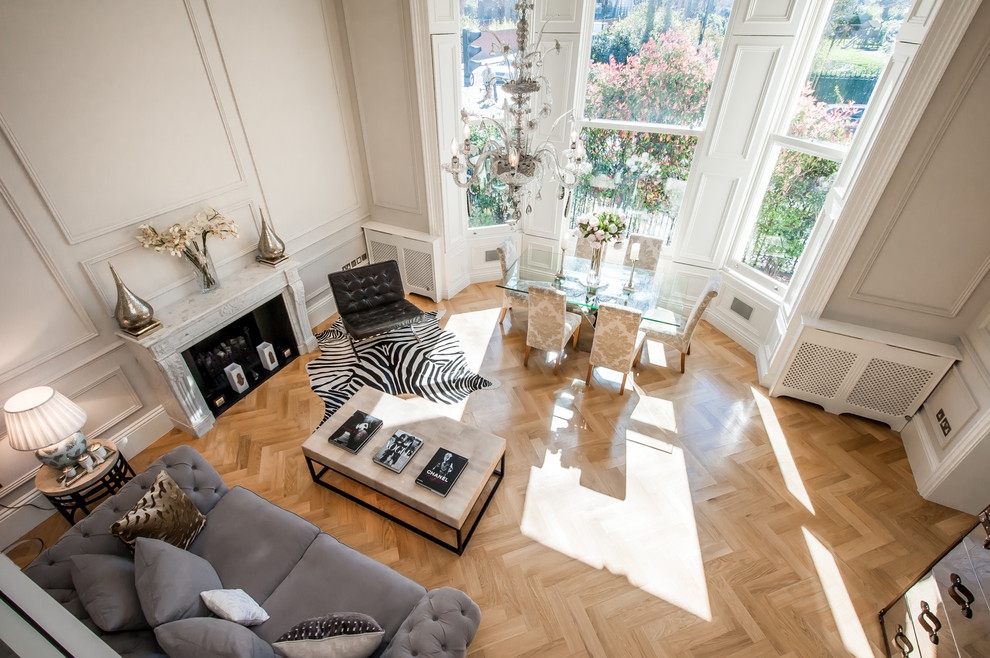 Großes, Repräsentatives, Fernseherloses, Offenes Klassisches Wohnzimmer ohne Kamin mit beiger Wandfarbe und braunem Holzboden in Surrey