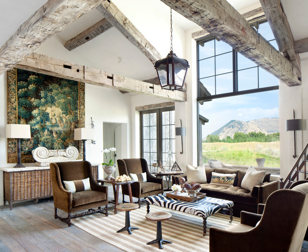 Свежая идея для дизайна: парадная гостиная комната в стиле рустика с белыми стенами и коричневым диваном - отличное фото интерьера