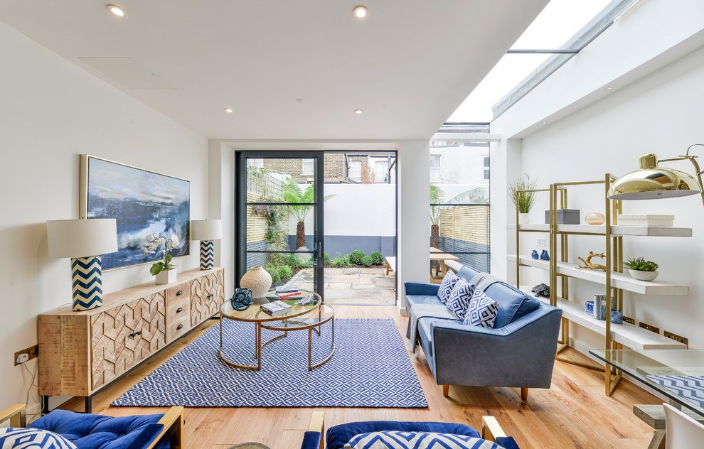Immagine di un soggiorno chic di medie dimensioni e chiuso con pareti bianche, parquet chiaro e pavimento marrone