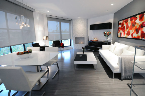 Mittelgroßes, Fernseherloses, Offenes, Repräsentatives Modernes Wohnzimmer mit weißer Wandfarbe, dunklem Holzboden, Gaskamin, Kaminumrandung aus Stein und grauem Boden in Vancouver