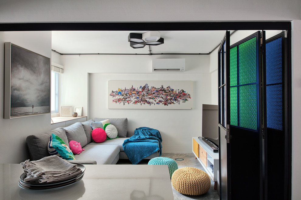 Idee per un soggiorno eclettico chiuso con pareti bianche e TV autoportante