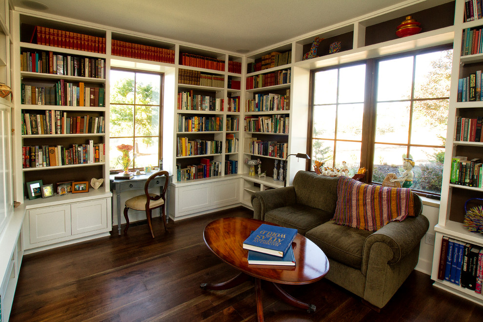 Aménagement d'un salon méditerranéen ouvert avec une bibliothèque ou un coin lecture, un mur beige, un sol en bois brun, aucune cheminée et aucun téléviseur.