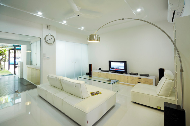 Идея дизайна: большая парадная, открытая гостиная комната в современном стиле с белыми стенами, полом из керамической плитки и отдельно стоящим телевизором