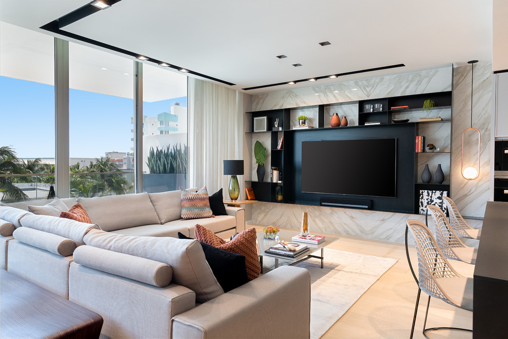 Mittelgroßes, Offenes Modernes Wohnzimmer ohne Kamin mit bunten Wänden, hellem Holzboden, Multimediawand und weißem Boden in Miami