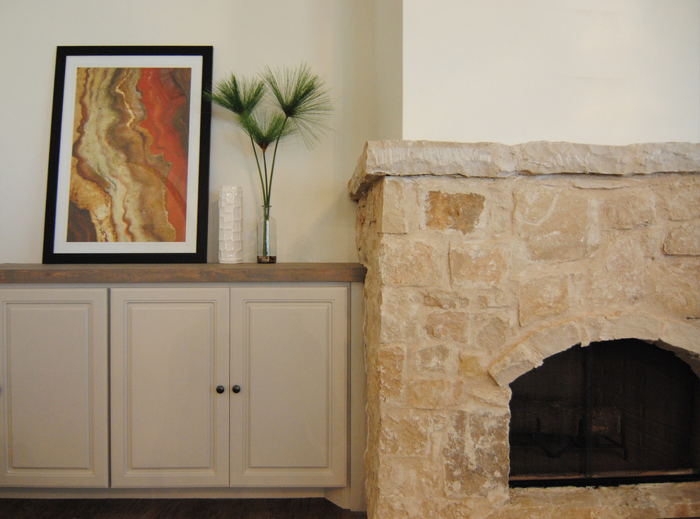 Mittelgroßes, Offenes Modernes Wohnzimmer mit grauer Wandfarbe, Vinylboden, Kamin und Kaminumrandung aus Stein in Austin