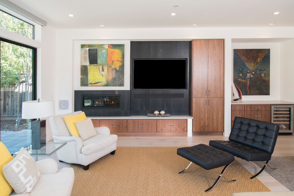 Idee per un soggiorno minimal con pareti bianche, parquet chiaro, camino lineare Ribbon, TV a parete e pavimento beige