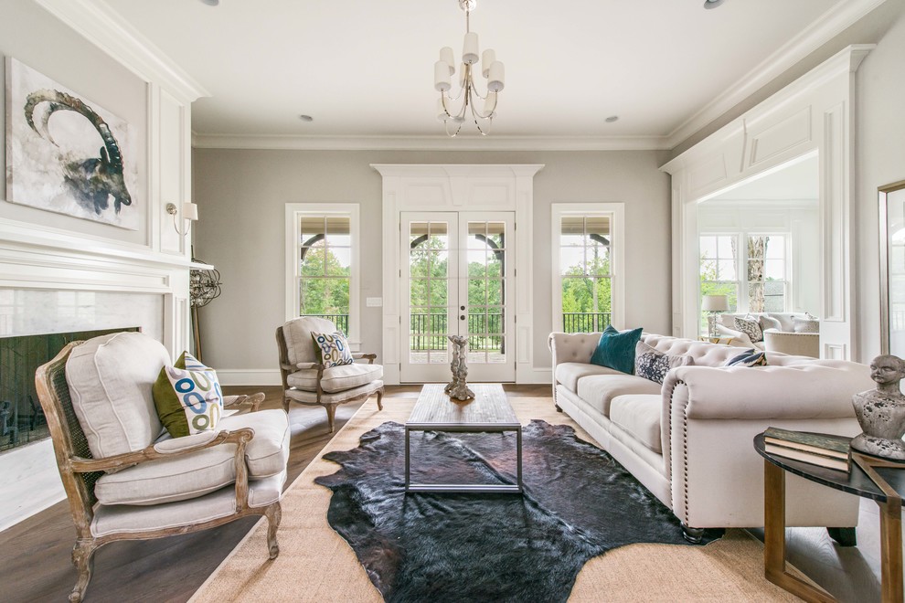 Inspiration pour un grand salon traditionnel avec une salle de réception, parquet foncé et une cheminée standard.