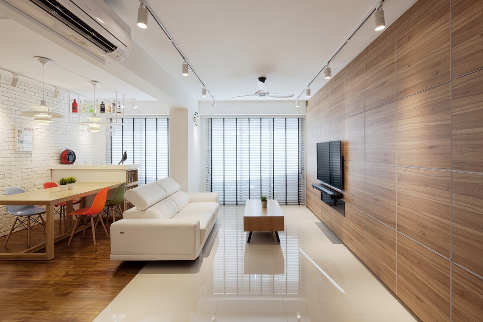 Idéer för minimalistiska vardagsrum, med vita väggar och en väggmonterad TV