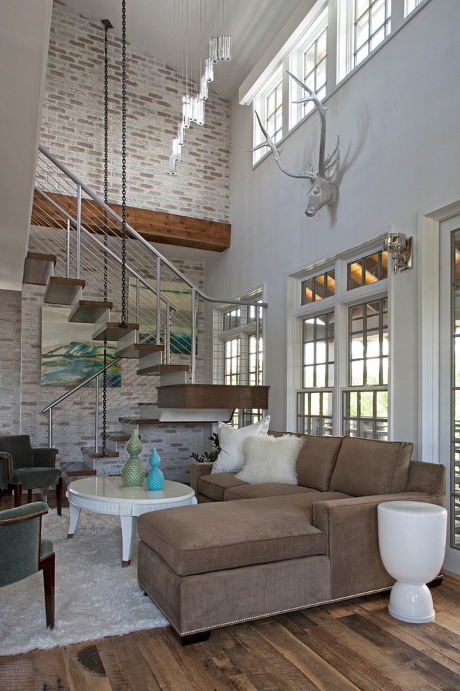 Foto di un soggiorno classico di medie dimensioni e stile loft con pareti bianche e pavimento in legno massello medio