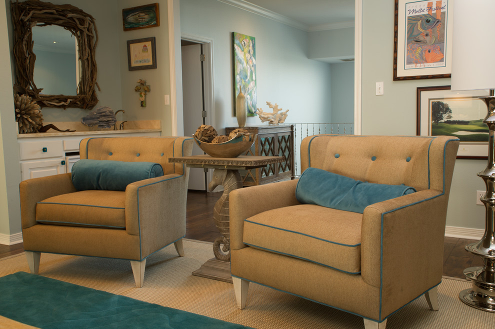 Modelo de salón abierto costero con paredes azules y suelo de madera en tonos medios