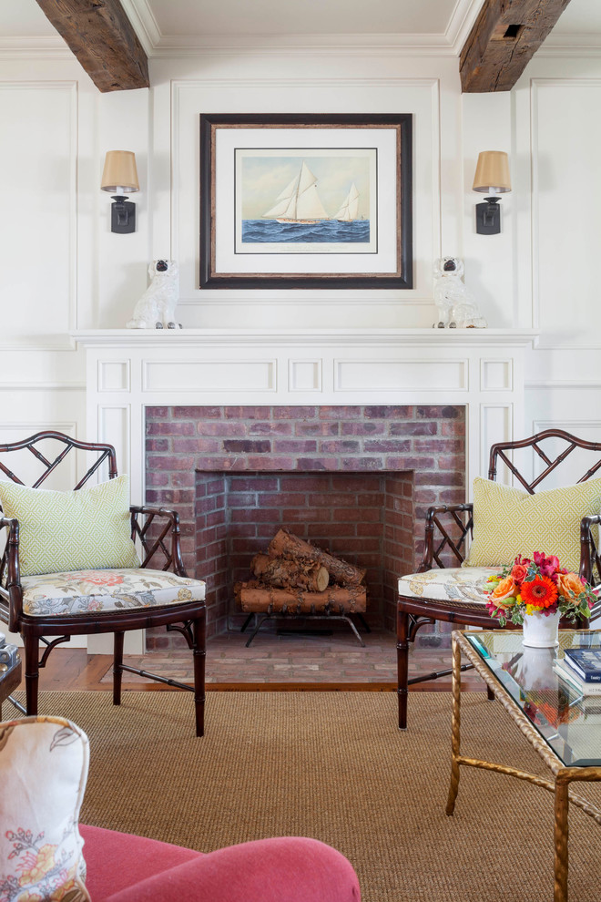 Aménagement d'un grand salon classique ouvert avec un mur blanc, un sol en bois brun, une cheminée standard, un manteau de cheminée en brique et un sol marron.