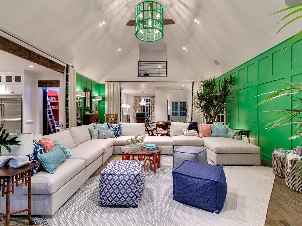 Maritimes Wohnzimmer mit grüner Wandfarbe und hellem Holzboden in Oklahoma City