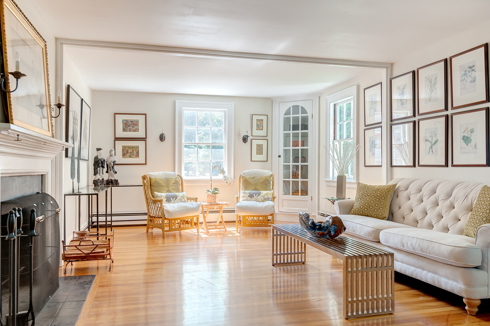 Großes, Repräsentatives, Abgetrenntes Klassisches Wohnzimmer mit weißer Wandfarbe, braunem Holzboden, Kamin und Kaminumrandung aus Holz in Boston