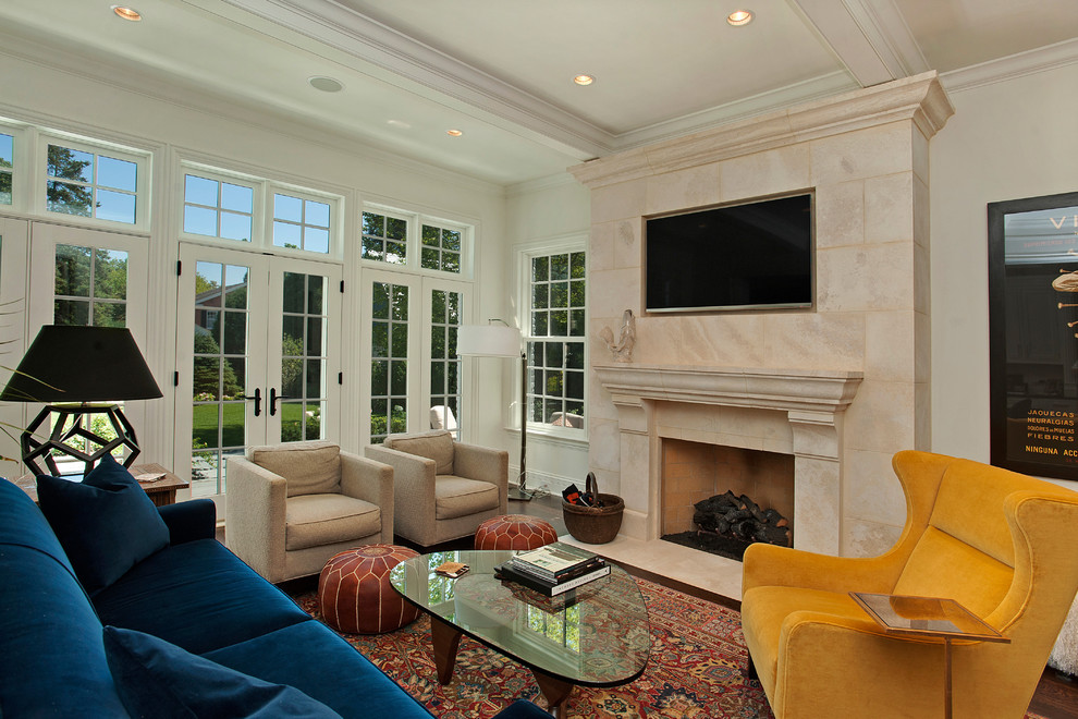 Свежая идея для дизайна: парадная гостиная комната в современном стиле с стандартным камином и телевизором на стене - отличное фото интерьера