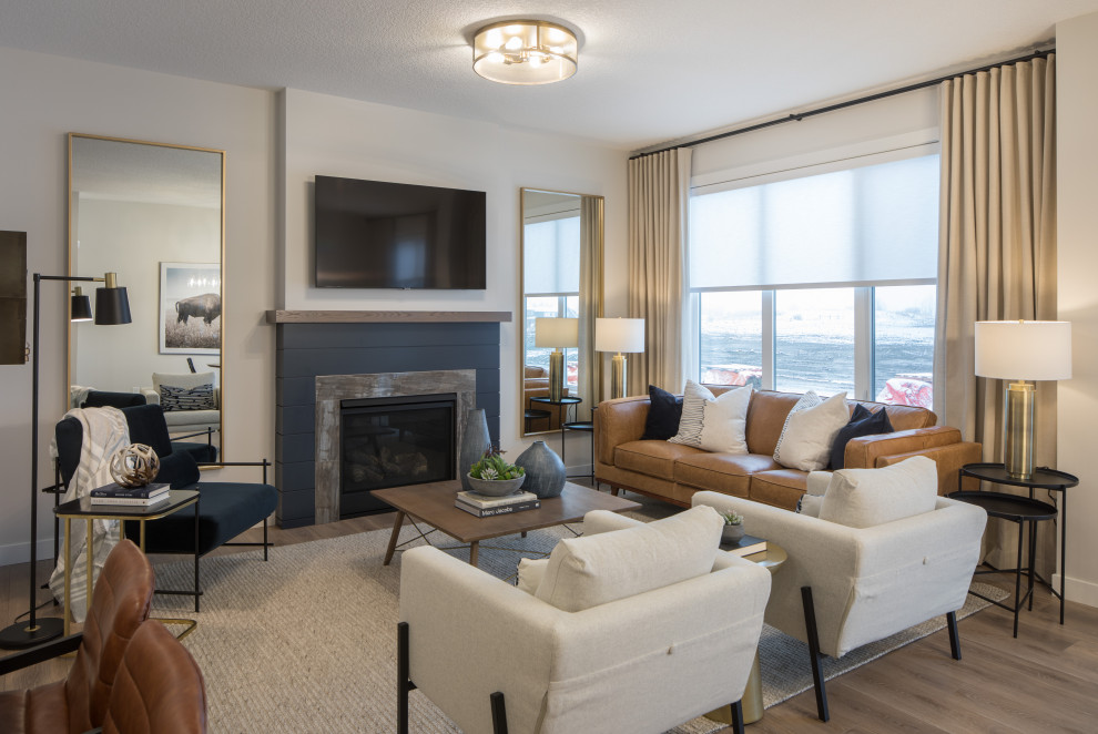 Großes, Repräsentatives, Offenes Country Wohnzimmer mit beiger Wandfarbe, braunem Holzboden, Kamin, Kaminumrandung aus Holzdielen, TV-Wand und braunem Boden in Calgary