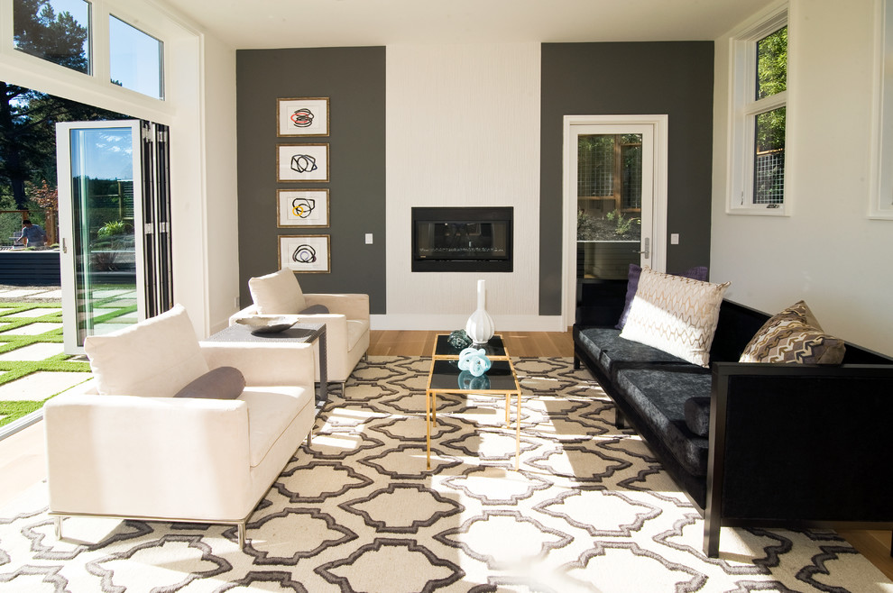 Modernes Wohnzimmer mit grauer Wandfarbe und Gaskamin in San Francisco