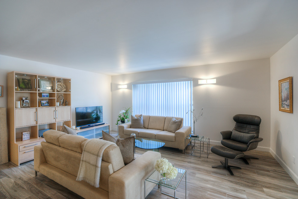 На фото: открытая гостиная комната среднего размера в стиле модернизм с белыми стенами и светлым паркетным полом без телевизора