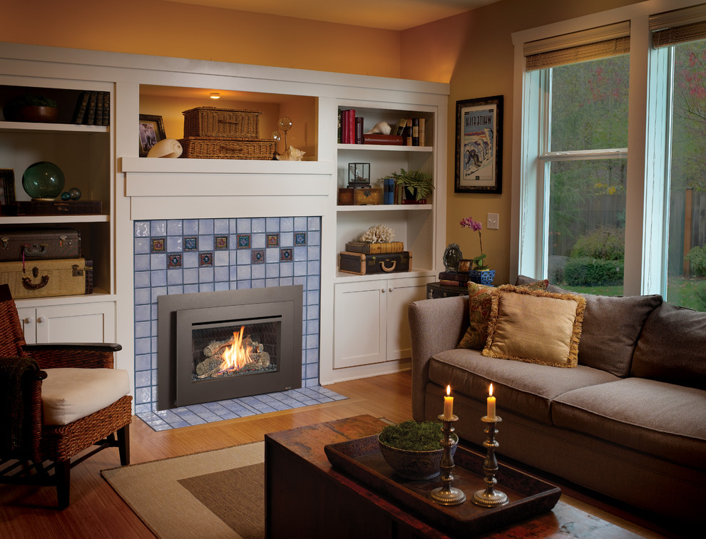 シアトルにある中くらいなエクレクティックスタイルのおしゃれな独立型リビング (黄色い壁、竹フローリング、標準型暖炉、タイルの暖炉まわり、ベージュの床) の写真