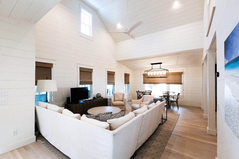 Mittelgroßes, Offenes Klassisches Wohnzimmer ohne Kamin mit weißer Wandfarbe, braunem Holzboden, freistehendem TV und beigem Boden