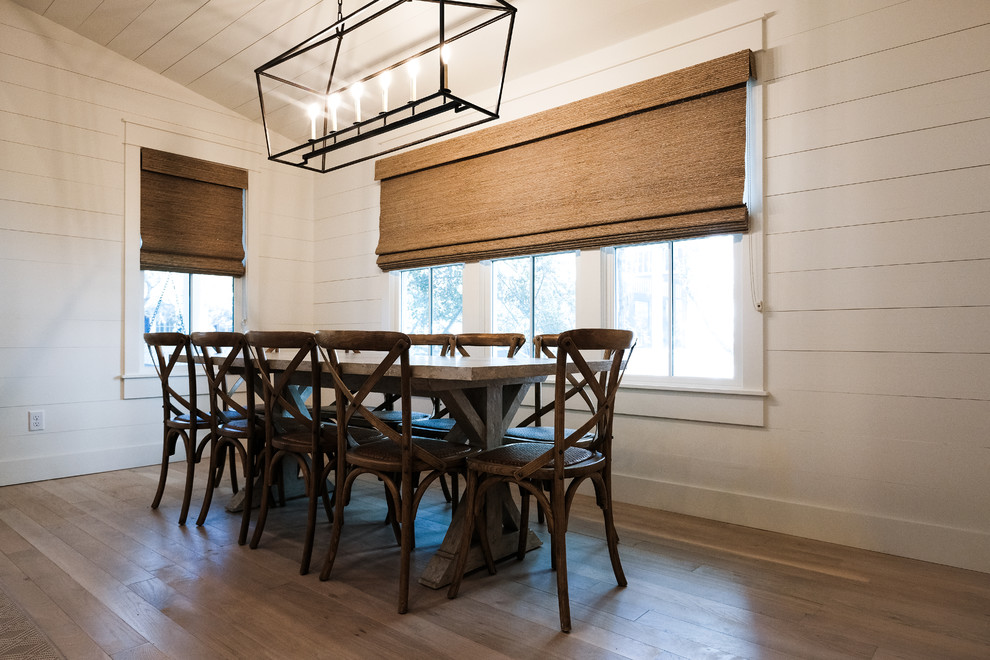 Esempio di una sala da pranzo tradizionale di medie dimensioni con pareti bianche, pavimento in legno massello medio, nessun camino e pavimento beige