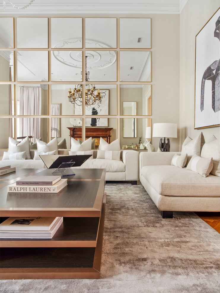 Klassisches Wohnzimmer mit beiger Wandfarbe, braunem Holzboden und braunem Boden in New York