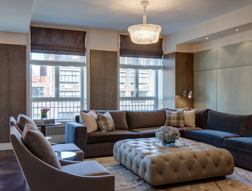 Repräsentatives, Offenes Modernes Wohnzimmer mit beiger Wandfarbe und braunem Holzboden in New York