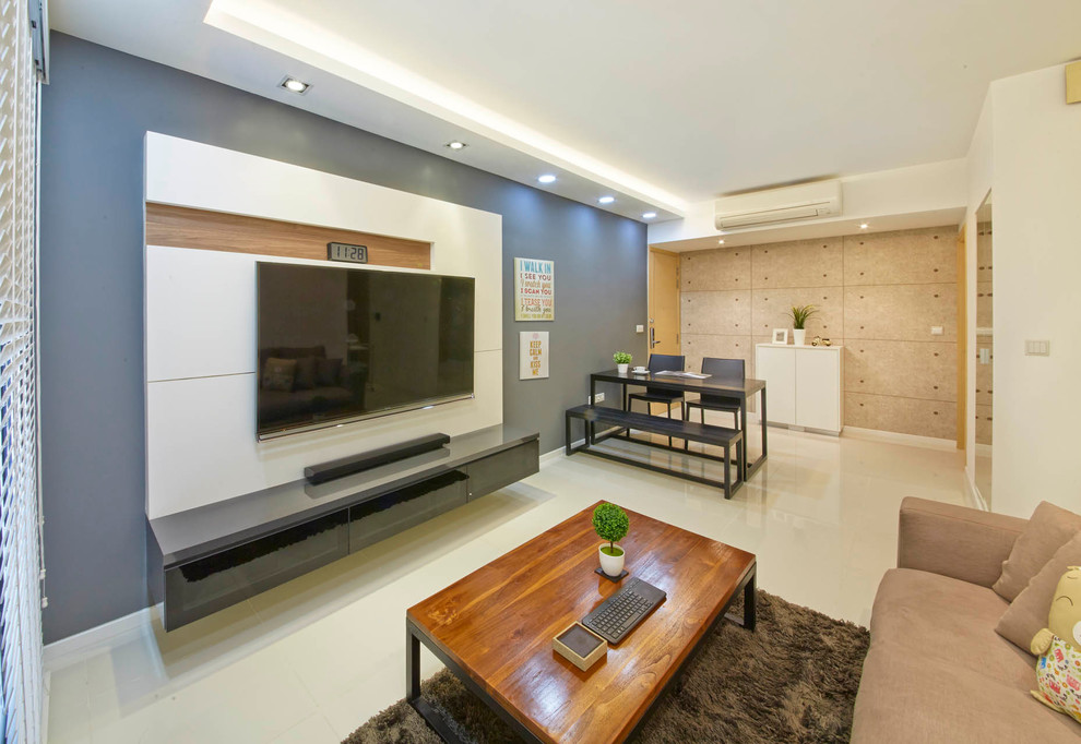 Mittelgroßes, Repräsentatives, Offenes Modernes Wohnzimmer mit grauer Wandfarbe, Porzellan-Bodenfliesen und TV-Wand in Singapur