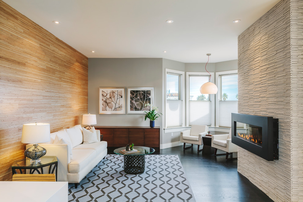 Offenes Modernes Wohnzimmer mit Gaskamin, grauer Wandfarbe, dunklem Holzboden, gefliester Kaminumrandung und TV-Wand in San Francisco