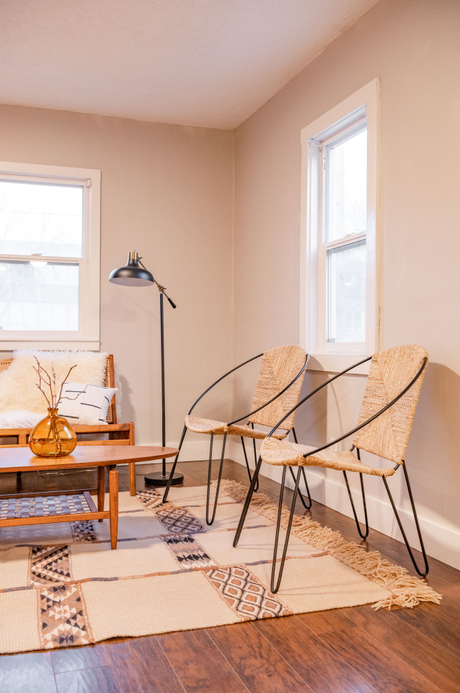 Idee per un piccolo soggiorno scandinavo aperto con pareti beige e pavimento multicolore
